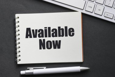 Kullanılabilir Şimdi bir ofis defterinde kelimeler.