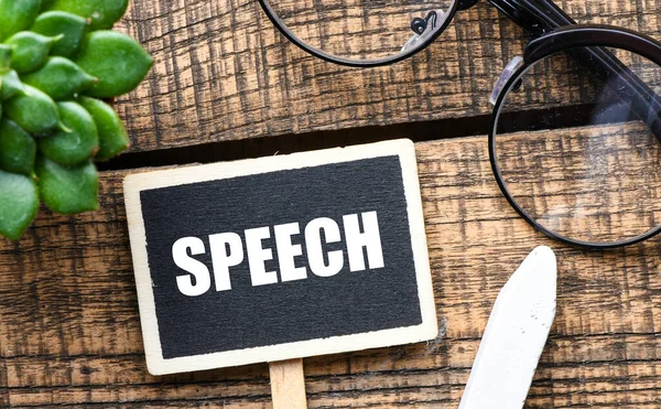 Speech Słowo Małej Tablicy Drewnianym Biurku — Zdjęcie stockowe