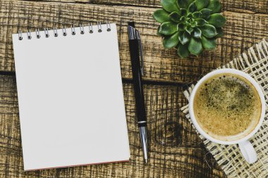 ahşap yüzeye boş not defteri.