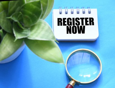 REGISTER Şimdi mavi masadaki defterde kelimeler.