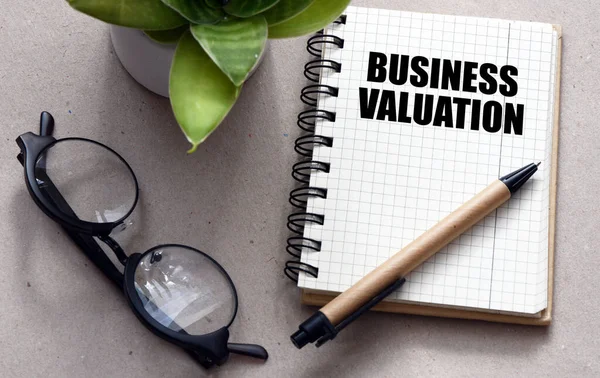 办公室笔记本中的Business价值字 — 图库照片