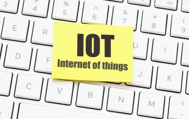 IOT - İnternetteki şeker hastalığı, bir kağıt parçasındaki sözcükler.