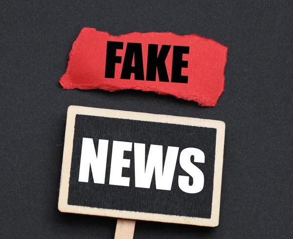 Woorden Fake Nieuws Een Stuk Papier Een Klein Krijtbord Een — Stockfoto