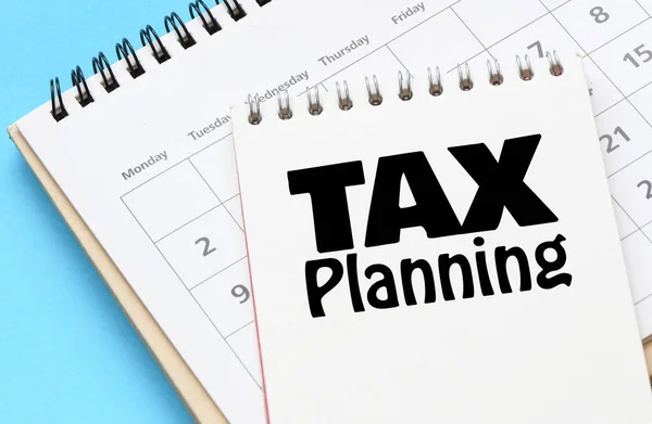 カレンダーのノートブックでの納税計画の単語 — ストック写真