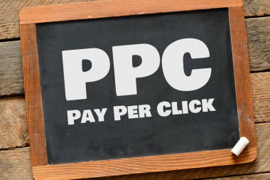 Tebeşir tahtasında PPC (Her Tıklama Başına Öde) sözcükleri