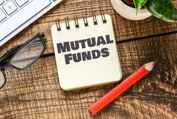 办公室笔记本中的Mutual Funds字 — 图库照片