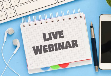 Ofis defterinde canlı Webinar kelimeleri.