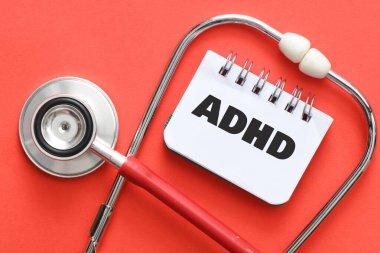 Dikkat eksikliği. Defterde kısaltma ADHD