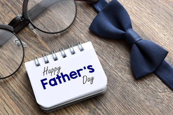 Happy Father Day Κείμενο Σημειωματάριο Ξύλινο Φόντο Χαιρετίσματα Και Δώρα — Φωτογραφία Αρχείου