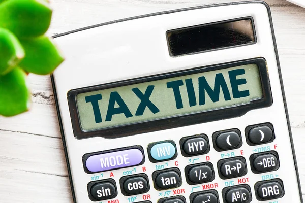 Tax Time Słowa Ekranie Kalkulatora Pojęcie Przedsiębiorstwa — Zdjęcie stockowe