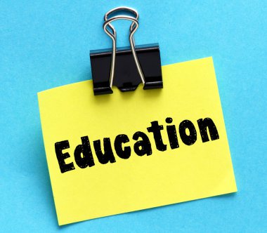 Küçük sarı bir kağıt üzerinde eğitim kelimesi.