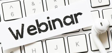 Webinar kelimesi bir bilgisayar klavyesinde küçük bir kağıt parçasına yazılmıştı. İş dünyasında kavram.