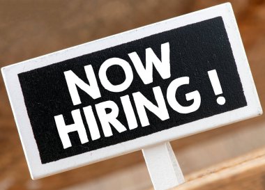 Şimdi işe alma metni küçük karatahtaya yazılmış. İş dünyasında kavram