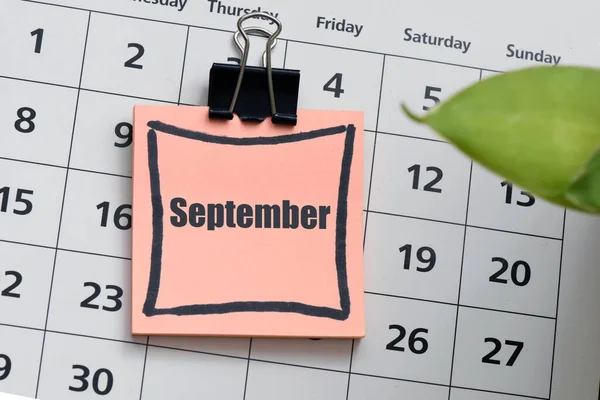 Сентябрьское Слово Маленьком Листе Бумаги Помещенном Календаре — стоковое фото