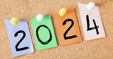 2024 Renkli kağıt üzerinde bir mantar tahtada.