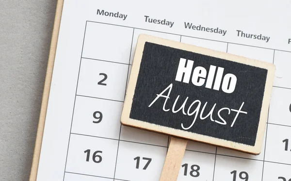 Hola Agosto Palabras Una Pizarra Pequeña Calendario —  Fotos de Stock