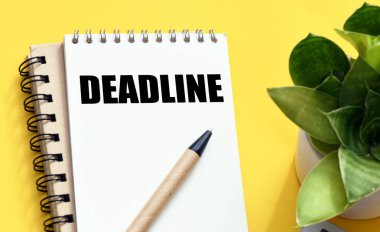 Ofis defterindeki Deadline kelimesi.