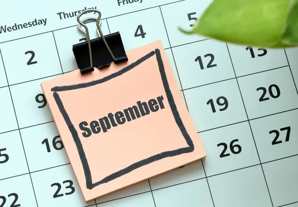 September Wort Auf Einem Kleinen Blatt Papier Auf Einem Kalender — Stockfoto