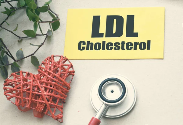 Het Woord Ldl Cholesterol Een Papiertje Naast Een Stethoscoop — Stockfoto