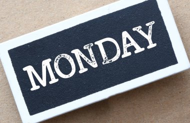 Pazartesi kelimesi küçük bir tebeşir tahtasında.