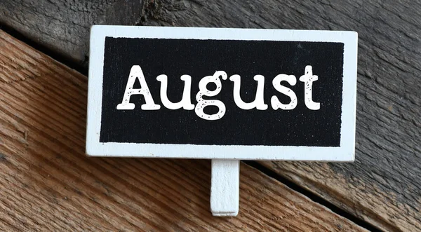 チョークボードとテーブル上の8月 — ストック写真