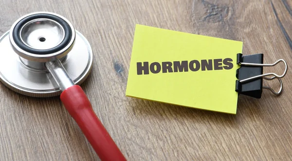 Hormones Küçük Bir Kağıt Parçası Üzerinde Kelime — Stok fotoğraf