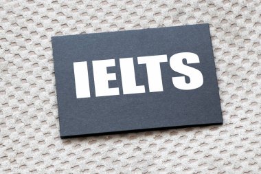 Siyah bir kağıt parçasına IELTS sözcüğü.