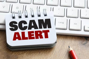 Ofis defterindeki SCAM ALERT sözcükleri.