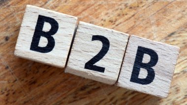 Tahta bloklardan dizilmiş B2B kelimesi.