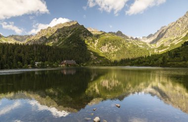 Güneşli bir günde Tatras 'taki dağ manzarası