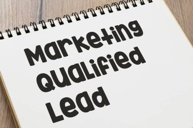 Pazarlama Kalifiye Sözcükler bir ofis defterinde.