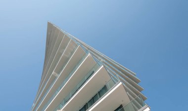 Modern bir apartmanın ön cephesi.