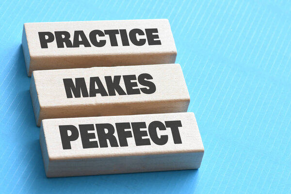 Практика делает идеальный символ. Понятные слова Практика совершенствует на деревянном блоке.