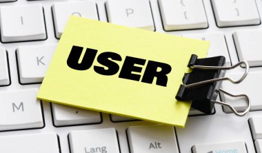 Klavyeye yerleştirilmiş küçük bir kağıt parçası üzerinde kullanıcı kelimesi.