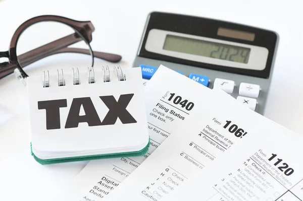 Tax Woord Een Klein Kantoorboekje Het Nieuwjaarsbelastingconcept Inkomstenbelastingaangifte — Stockfoto