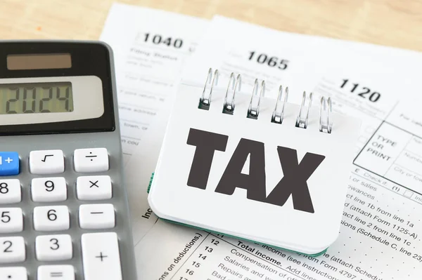 小办公室笔记本里的Tax字新的课税概念 所得税报税表 — 图库照片