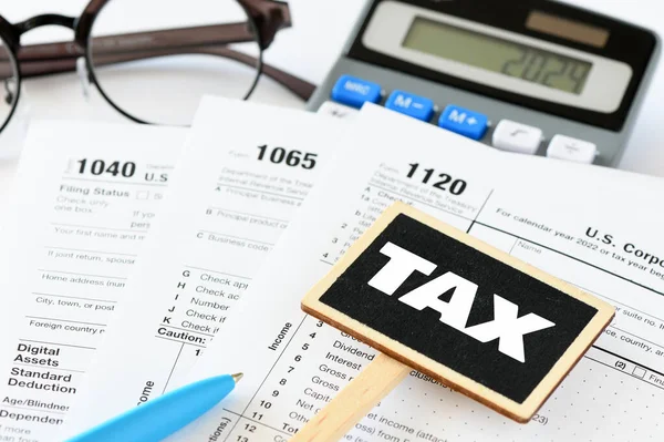 Tax Woord Een Klein Krijtbord Het Nieuwjaarsbelastingconcept Inkomstenbelastingaangifte — Stockfoto