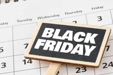 Kara Cuma kelimeleri tahtaya yazılmış. Mağazalarda terfi ve satış zamanı..