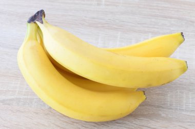 ahşap zemin üzerinde taze muz