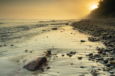 Baltık Denizi üzerinde gün doğumu.