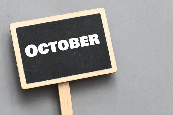 Oktober Wort Auf Schwarzer Tafel Und Grauem Hintergrund — Stockfoto