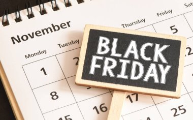 Bir takvimin üzerine yerleştirilmiş küçük bir yazı tahtasındaki KARAŞ KUŞAĞI sözleri.