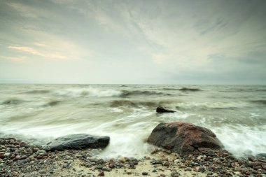 Bulutlu bir günde denizden gelen doğal manzara.