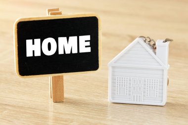 Ev bulma ve satın almak için tasarruf yapma kavramsal imajı.