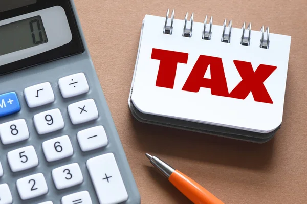Tax Woord Een Kantoorboekje Naast Een Rekenmachine Begrip Belastingplichtige Onderneming — Stockfoto