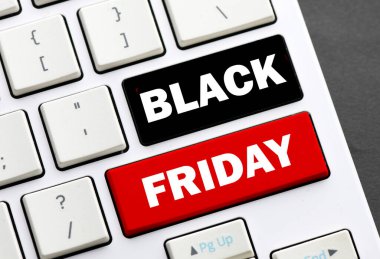 Bilgisayar tuşlarında Kara Cuma kelimeleri var. Kasım, mağazalarda ve internette tanıtım süresidir..