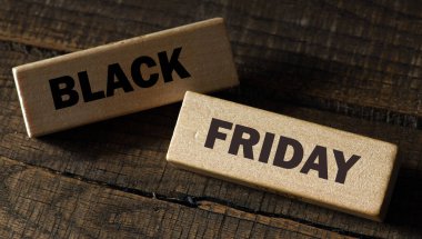 Kara Cuma kelimeleri tahta bloklarda. Dükkanlarda iş, tanıtım ve satış süresi kavramı.