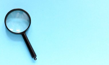 Mavi arkaplanda siyah büyüteç.