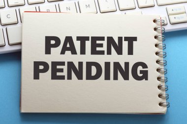 Bir ofis defterine PATENT PENDING sözcükler.