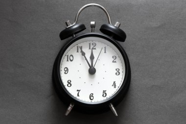 Siyah arkaplanda siyah alarm saati.